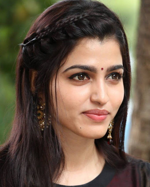 Actress Sai Dhanshika Closeup Smiling Photos 2